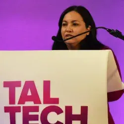 Zahira Cruz exponiendo proyecto de realidad aumentada en Estonia