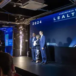 Angélica Meza durante la ceremonia de lealtad, con su reconocimiento y junto a sus líderes 