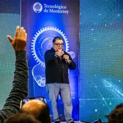 Conferencista interactúa con la audiencia en el Symposium de Inteligencia Artificial organizado en el Tec de Monterrey campus Laguna