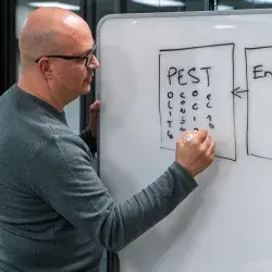 Héctor desarrollando alternativas de aprendizaje mediante inteligencia artificial.