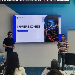 Estudiantes del grupo estudiantil impartiendo talleres