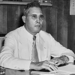 ​ Rómulo Garza Guerra fue un empresario regiomontano visionario cuya determinación y valores lo llevaron a dejar una huella en la industria y en el desarrollo social de México.    En 1943, junto con otros empresarios como don Eugenio Garza Sada, participó en la fundación del Tecnológico de Monterrey, con la visión de formar profesionales que contribuyeran al progreso del país.  Su legado perdura a través del Premio a la Investigación y la Innovación Rómulo Garza, que impulsa la investigación y destaca la im