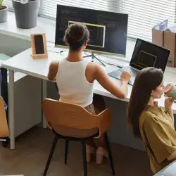 Expectativas laborales de la generación Z. Jóvenes trabajando en una empresa.
