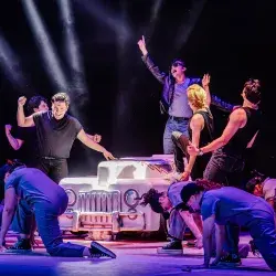 Estudiantes Tec presentan canción Grease Lightning en el Teatro Isauro Martínez