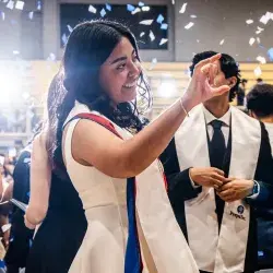 Alumna de PrepaTec Laguna disfruta de su ceremonia de graduación celebrada en mayo 2025