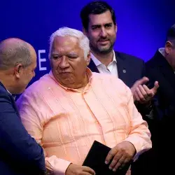 Profesor recibe reconocimiento por autoridades del Tec de Monterrey por su labor docente a lo largo de 50 años