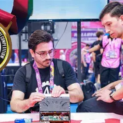 Alejandro Elías y Ernesto Aranda en la competencia Robot Challenge World 2025