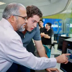 El decano nacional de la Escuela de Ingeniería y Ciencias del Tec de Monterrey, Feniosky Peña-Mora, interactúa con alumnos durante la inauguración del Laboratorio de IA del campus Chihuahua.