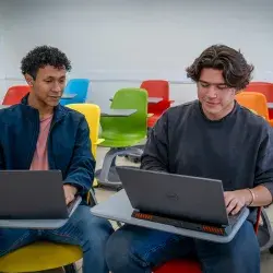Estudiantes preparándose para congreso global.