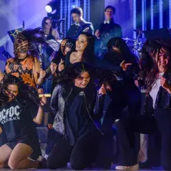 jovenes bailando 