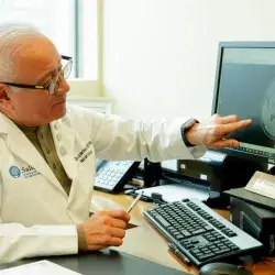 Héctor Ramón Martínez has shared his experience of stem cell transplantation for ALS patients, a procedure that has improved quality of life and slowed the progression of the disease.