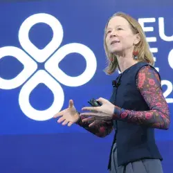 April Rinne, futuróloga, da una conferencia durante la Reunión de Consejeros 2026