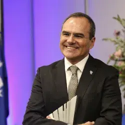 Ricardo Alcalá recibiendo el Premio al Mérito EXATEC