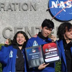 Pablo junto con su equipo de en el primer lugar del International Air and Space Program