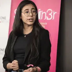 Karla durante una presentación