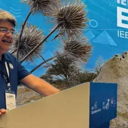 Profesor Tec exponiendo paper en congreso EDUCON.