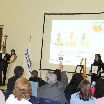 Personas apostando en la subasta de arte.