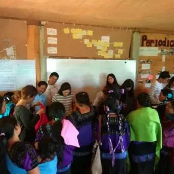 Alumnos con tejedoras de en MayaVinik