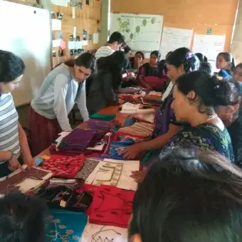 Alumnos con tejedoras de en MayaVinik