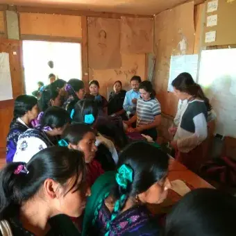 Alumnos con tejedoras de en MayaVinik