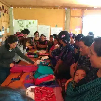 Alumnos con tejedoras de en MayaVinik