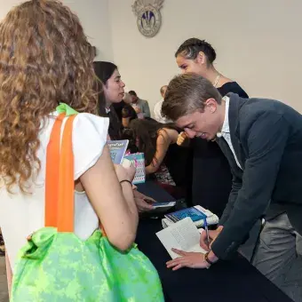 Alumnos en firma de libro