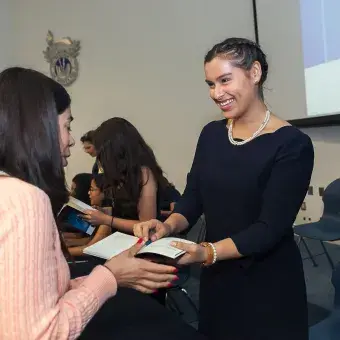 Alumnos en la firma de libros