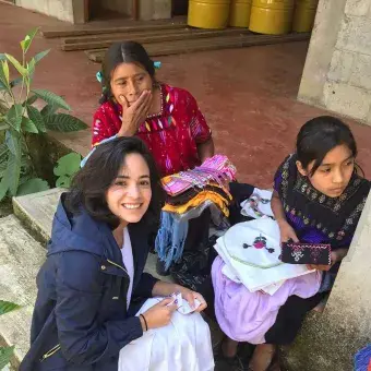 Alumnos con tejedoras de en MayaVinik