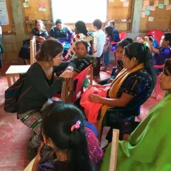 Alumnos con tejedoras de en MayaVinik