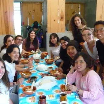 Alumnos con tejedoras de en MayaVinik