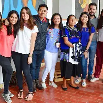 Alumnos con tejedoras de en MayaVinik