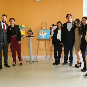 Jóvenes que asistieron a la subasta con causa.