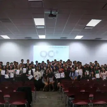 Alumnos recibiendo reconocimiento