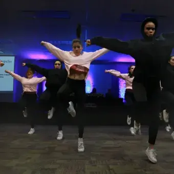 Alumnos recibiendo reconocimiento