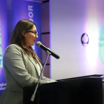 Alumnos recibiendo reconocimiento