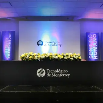 Alumnos recibiendo reconocimiento