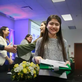 Alumnos recibiendo reconocimiento