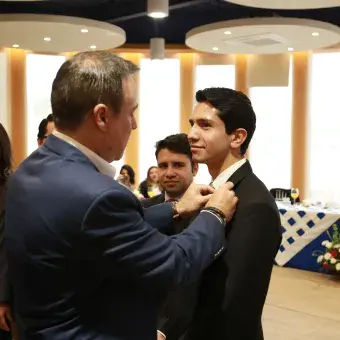 Entrega de pin al nuevo presidente de la asociación EXATEC Diversidad 