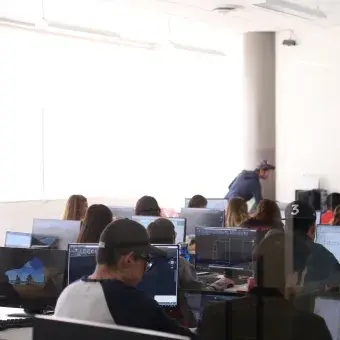 Alumnos trabajando en su repentina