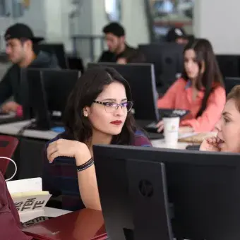 Alumnos trabajando en su repentina
