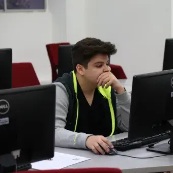 Alumnos trabajando en su repentina