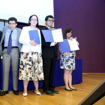 Jóvenes de Construyendo Puentes en el primer aniversario del programa.