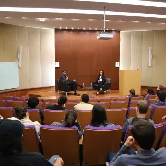 El Doctor Rajendra Pachauri, ante alumnos del Tec en Santa Fe.