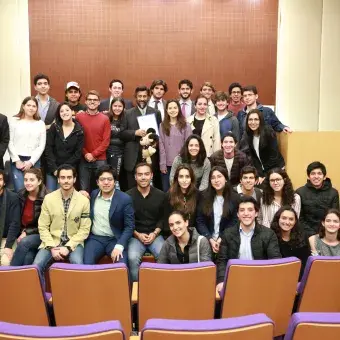 El Doctor Rajendra Pachauri, con los alumnos del Tec en Santa Fe.