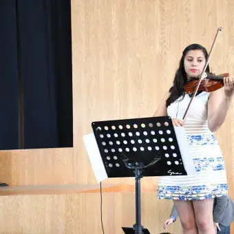 alumna participando en la ceremonia de excelencia