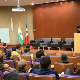 Muktesh K. Pardeshi, comparte su experiencia con los alumnos.
