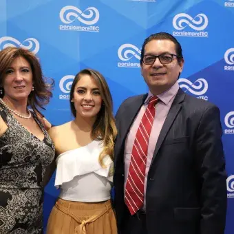 alumna con familiares