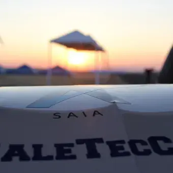 avión con la frase YDaleTecCiudad