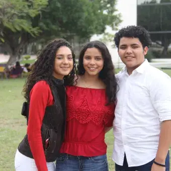 Alumnos de PrepaTec disfrutando en San Valentín