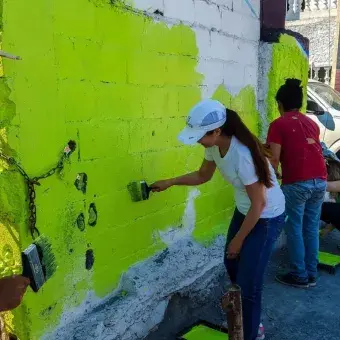 El mural "El Ave de los Sueños" se pintó en las fachadas de casas en el Cerro de la Campana.